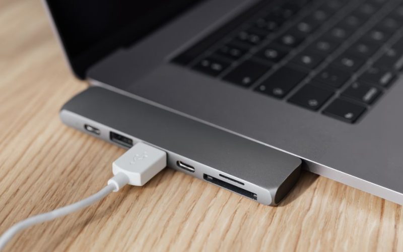 Cable USB-C a USB-C de 240 W y 2 m (Anker 765 o similar)